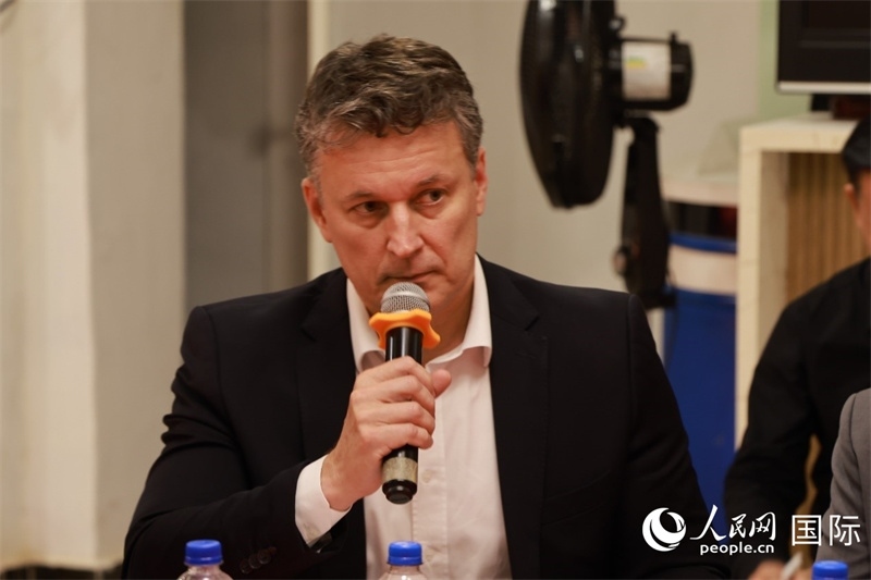 巴西中國友好協(xié)會主席恩里克·達諾布雷加在座談會上致辭。人民網(wǎng)記者 陳海琪攝