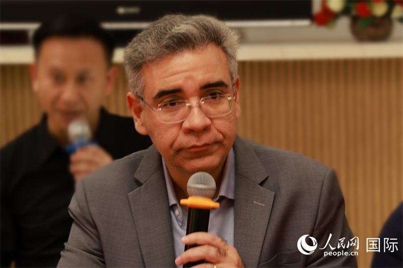 巴西弗魯米嫩塞聯(lián)邦大學教授、中國問題專家埃萬德羅·卡瓦略在座談會上致辭。人民網(wǎng)記者 陳海琪攝