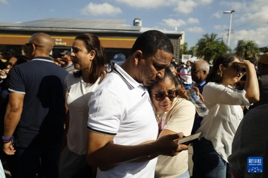  4月8日，人們聚集在多米尼加首都圣多明各的夜總會屋頂坍塌事故現(xiàn)場附近。新華社發(fā)