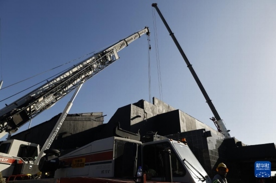  4月8日，救援人員在多米尼加首都圣多明各的夜總會屋頂坍塌事故現(xiàn)場工作。新華社發(fā)