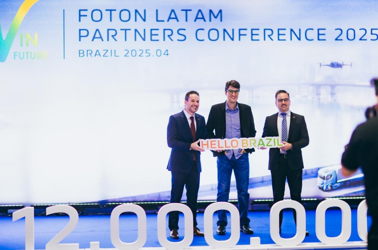 當(dāng)?shù)貢r(shí)間4月8日，福田汽車2025拉美合作伙伴大會(huì)暨巴西工廠首車下線儀式在巴西圣保羅舉行。福田巴西工廠供圖