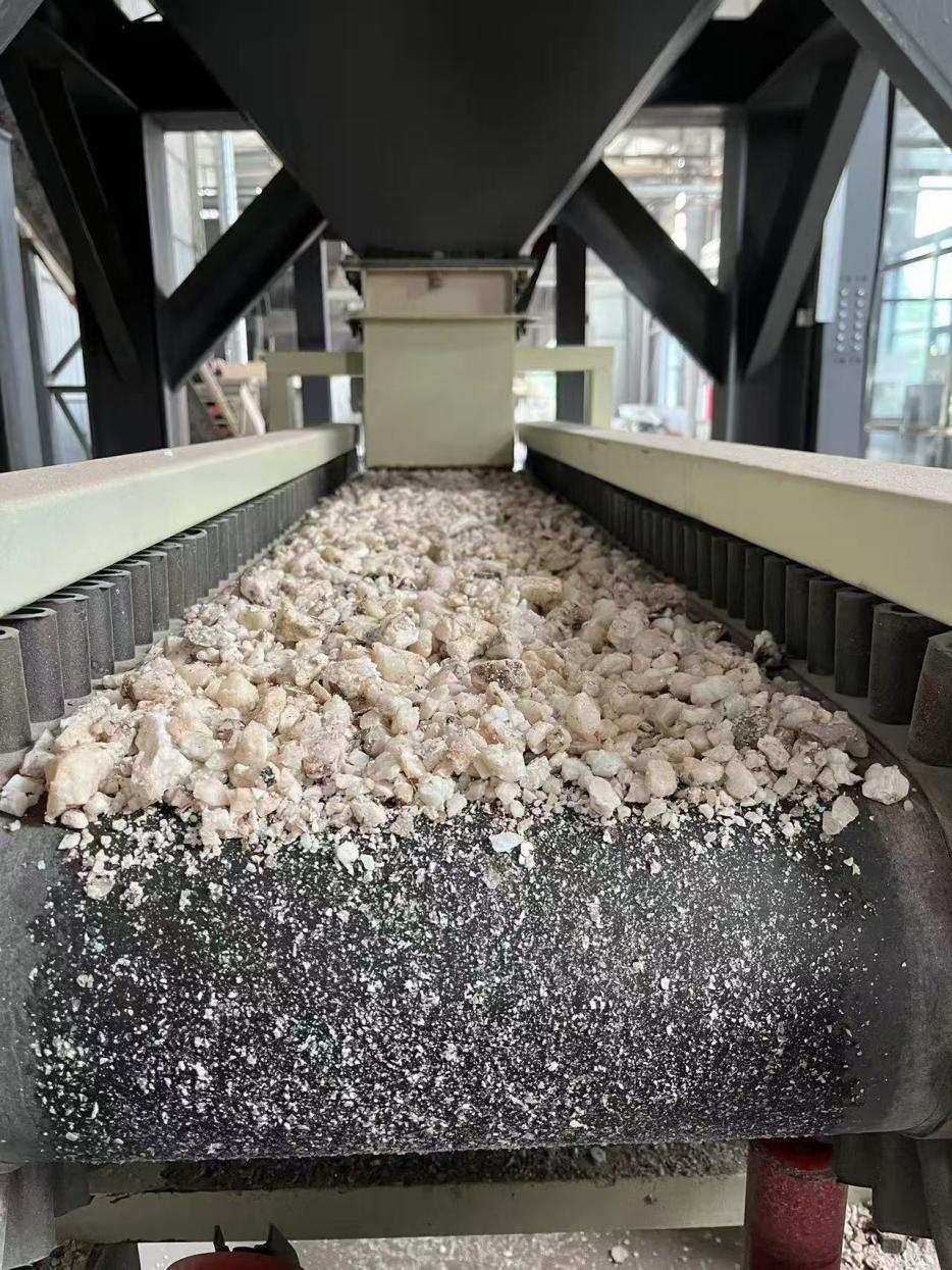 高純石英生產(chǎn)線(xiàn)。自然資源部供圖