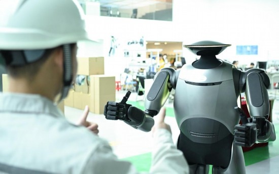 在廣汽研究院,人形機(jī)器人團(tuán)隊(duì)的周仁義在演示GoMate機(jī)器人互動(dòng)功能(新華社記者 鄧華 攝)