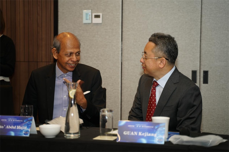 分享會(huì)現(xiàn)場(chǎng)，中方記者同與會(huì)代表進(jìn)行友好交流。林俊揚(yáng)攝