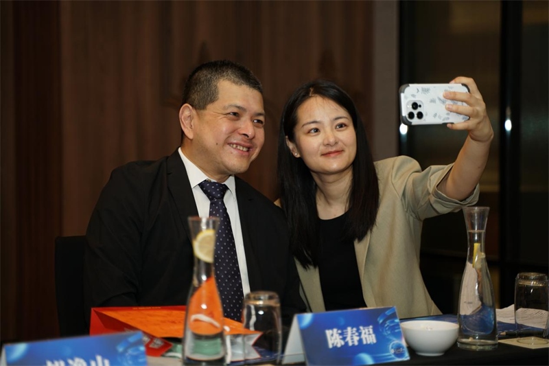 分享會(huì)上，中方記者同與會(huì)代表合影留念。林俊揚(yáng)攝