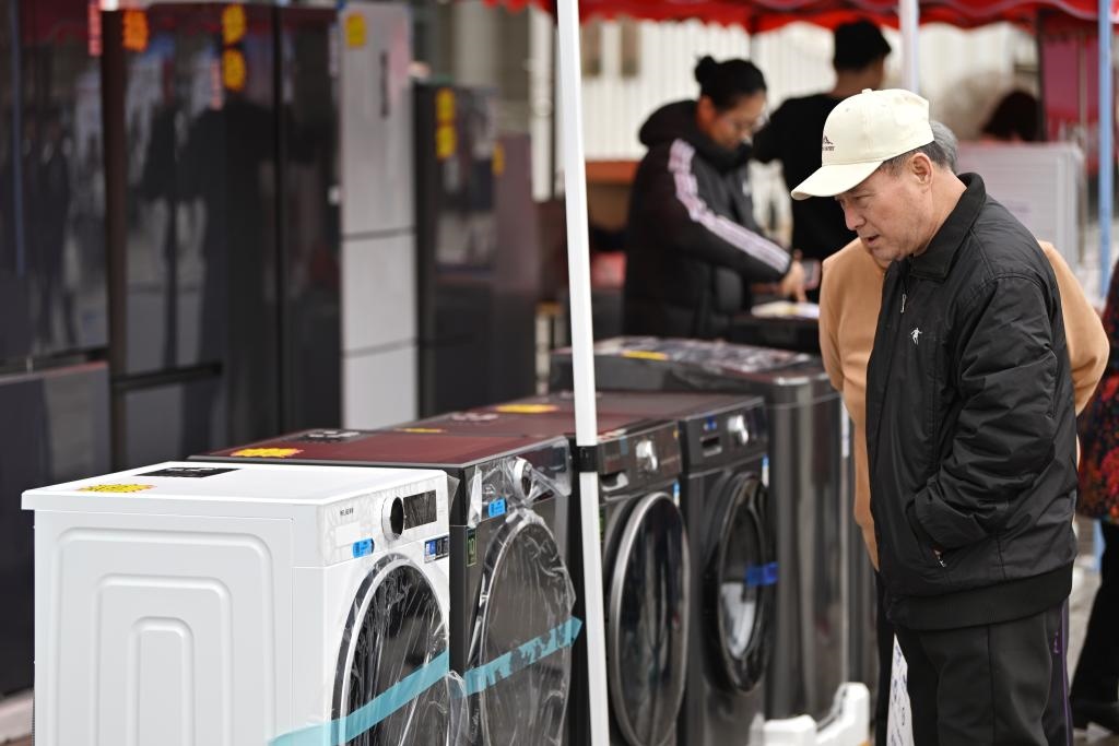 3月28日，天津市北辰區(qū)舉行2025年消費(fèi)品以舊換新惠民服務(wù)活動(dòng)，吸引眾多市民前來(lái)選購(gòu)。新華社記者 李然 攝