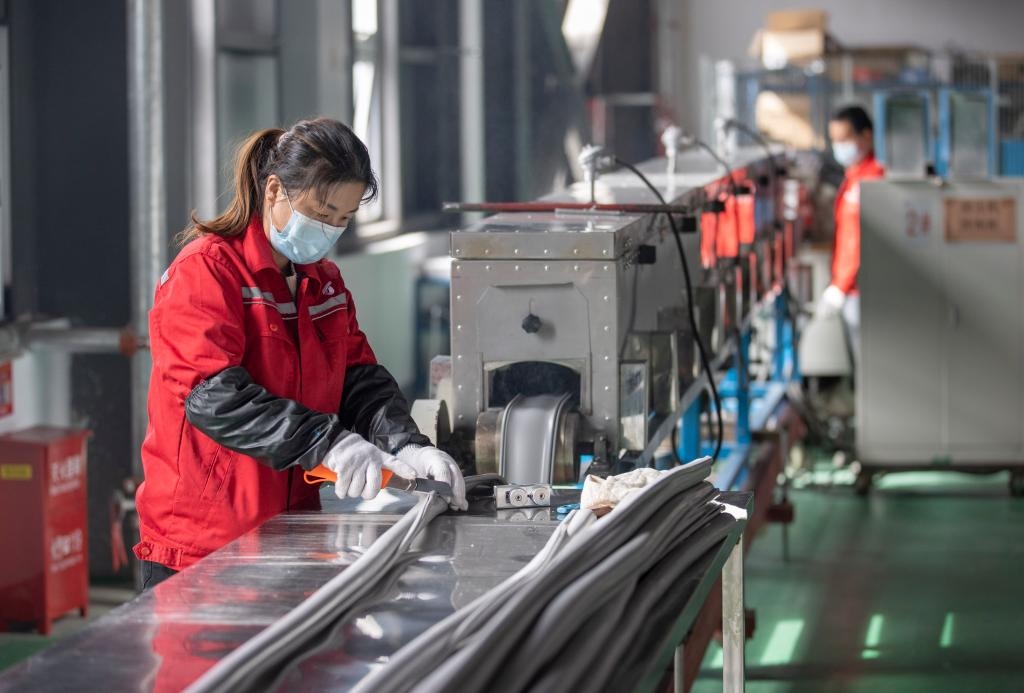 3月27日，在位于寧夏賀蘭工業(yè)園區(qū)的湯姆森電氣有限公司生產(chǎn)車(chē)間內(nèi)，工作人員制作硅膠絕緣護(hù)套。新華社記者 楊植森 攝