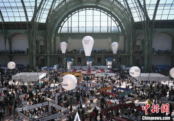 當?shù)貢r間4月11日，2025年巴黎圖書節(jié)在巴黎大皇宮揭幕。圖為巴黎大皇宮的圖書節(jié)現(xiàn)場。中新社記者 李洋 攝