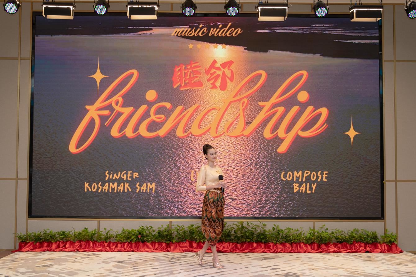 柬埔寨歌手珂撒瑪演唱紀錄片《睦鄰·柬埔寨》主題曲。柬埔寨數(shù)字電視有限公司供圖