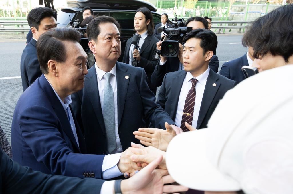 4月11日，韓國前總統(tǒng)尹錫悅（左一）在離開首爾漢南洞官邸時與支持者握手。新華社發(fā)（全休相攝）