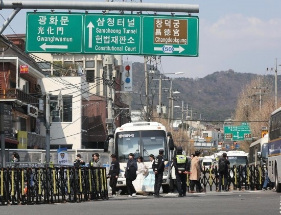  4月3日，在韓國(guó)首爾，警察在韓國(guó)憲法法院附近進(jìn)行交通管制。新華社記者姚琪琳攝