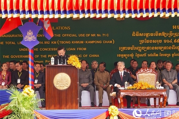 柬埔寨首相洪瑪奈在剪彩儀式上致辭。人民網(wǎng)記者 程是頡攝