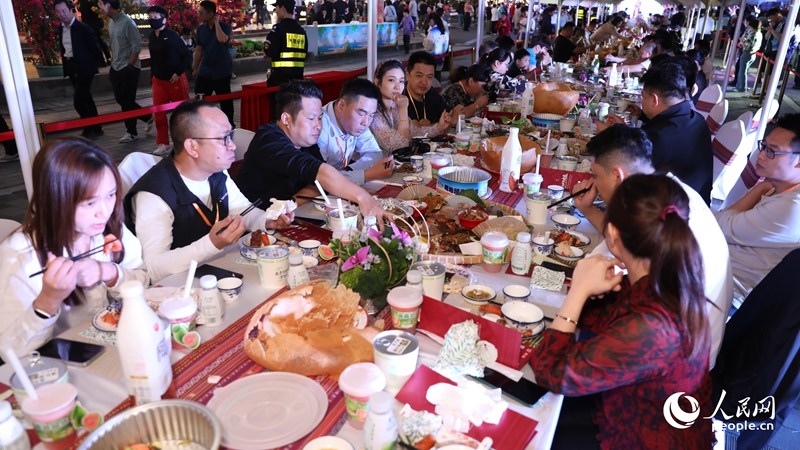消博會嘉賓沉浸享用長桌宴。人民網(wǎng)記者 符武平攝