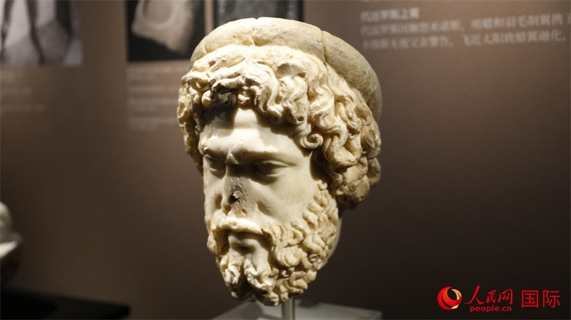 阿斯克勒庇俄斯大理石頭像。4月14日，來自希臘伊拉克利翁考古博物館的文物在故宮博物院展出。（人民網(wǎng) 張澤宇攝）