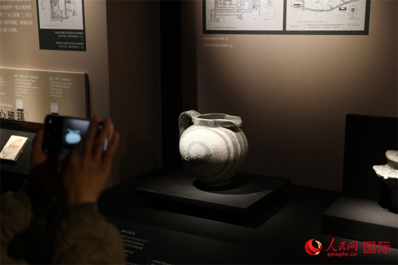 參觀者在拍攝。4月14日，來自希臘伊拉克利翁考古博物館的文物在故宮博物院展出。（人民網(wǎng) 張澤宇攝）