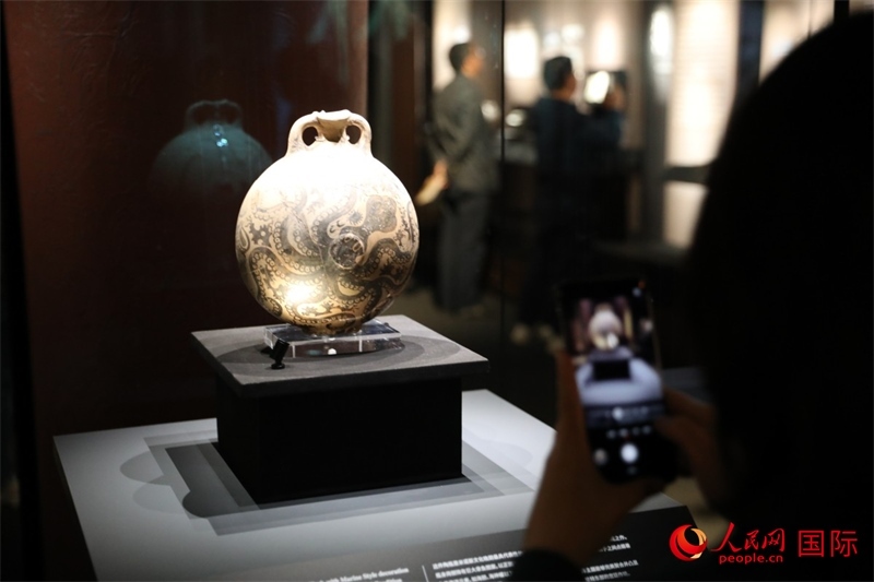 參觀者在拍攝。4月14日，來自希臘伊拉克利翁考古博物館的文物在故宮博物院展出。（人民網(wǎng) 張澤宇攝）