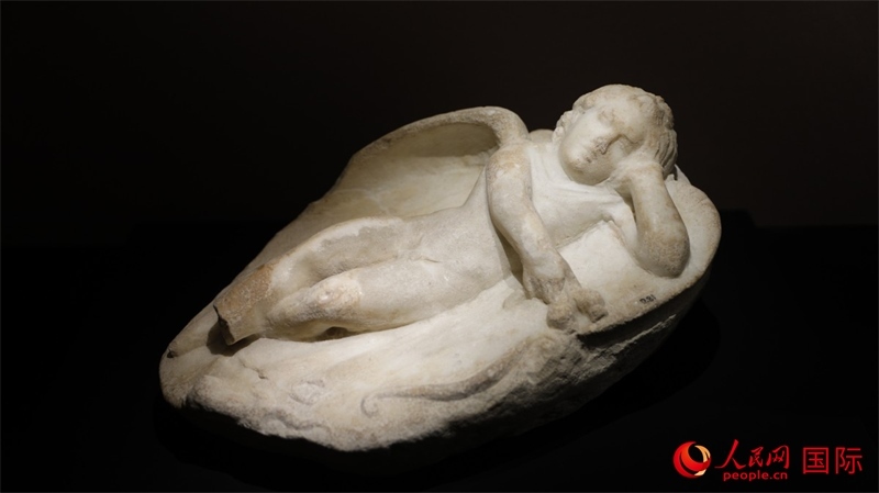 沉睡的厄洛斯大理石浮雕。4月14日，來自希臘伊拉克利翁考古博物館的文物在故宮博物院展出。（人民網(wǎng) 張澤宇攝）
