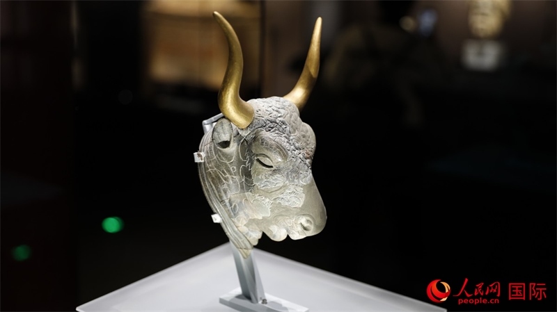 公牛頭型綠泥石來通杯。4月14日，來自希臘伊拉克利翁考古博物館的文物在故宮博物院展出。（人民網(wǎng) 張澤宇攝）