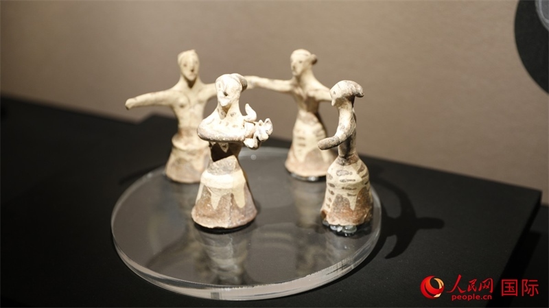 舞蹈者與音樂家雕塑群像。4月14日，來自希臘伊拉克利翁考古博物館的文物在故宮博物院展出。（人民網(wǎng) 張澤宇攝）