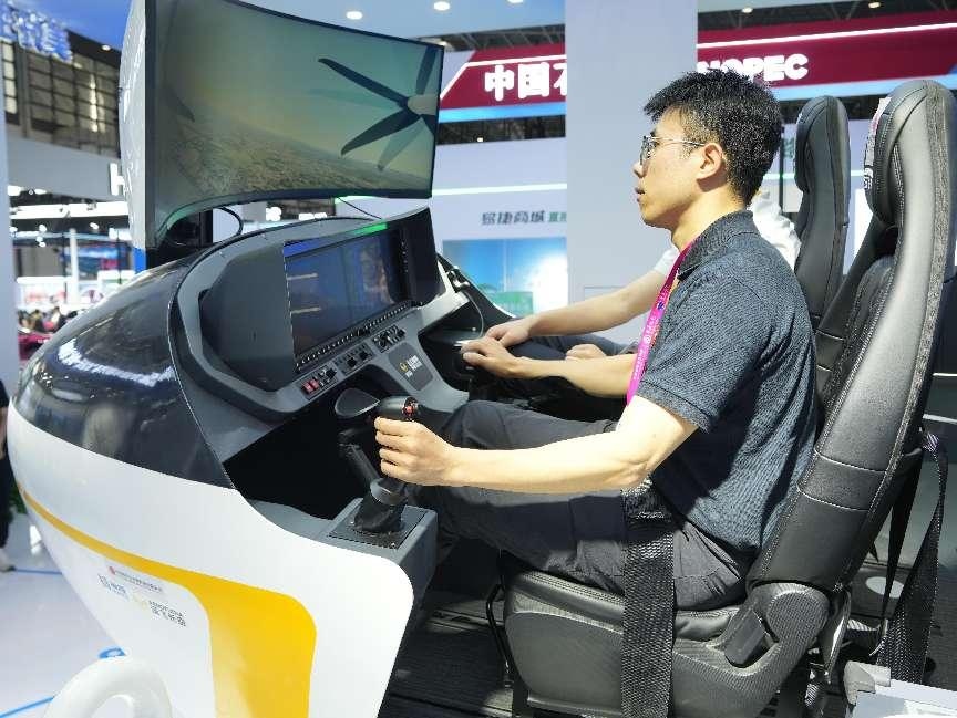 記者體驗(yàn)低空經(jīng)濟(jì)的應(yīng)用消費(fèi)場景。人民網(wǎng)記者 張力洋攝