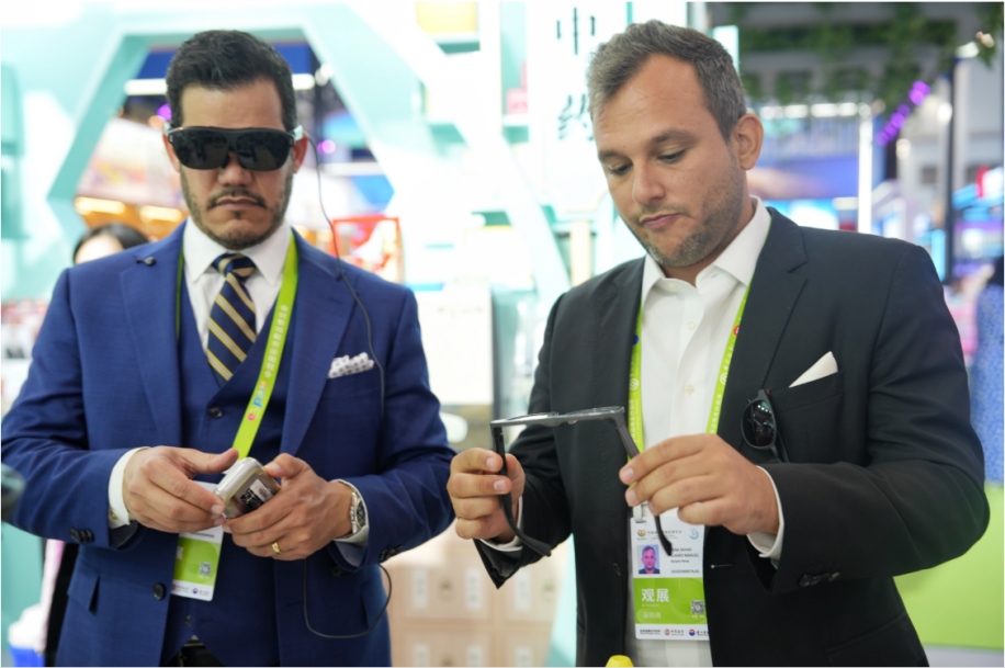 觀展嘉賓體驗(yàn)科技消費(fèi)新產(chǎn)品。中國國際消費(fèi)品博覽會(huì)組委會(huì)網(wǎng)上新聞中心供圖