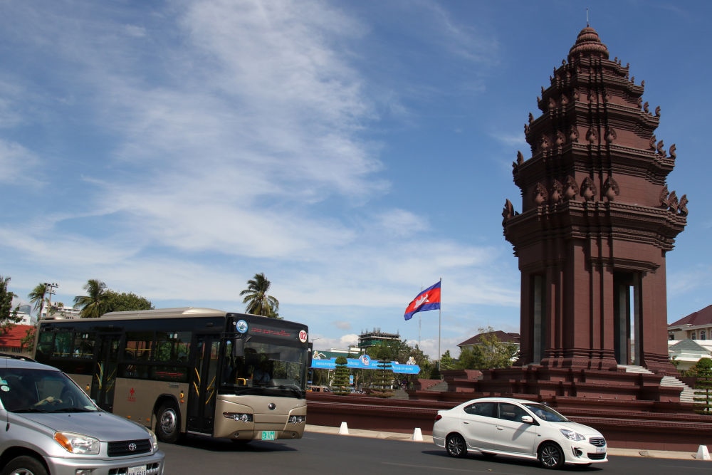 2018年1月5日，在柬埔寨金邊，一輛中國(guó)援助的“宇通”公交車經(jīng)過獨(dú)立紀(jì)念碑。
