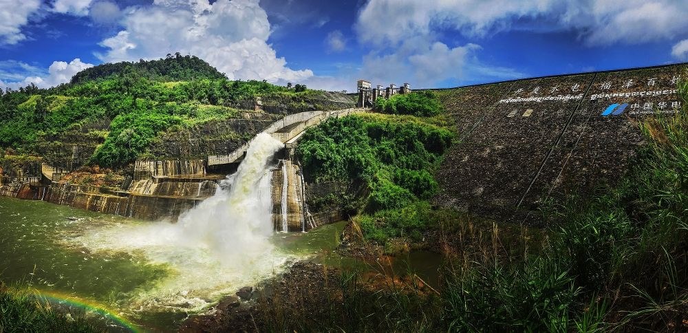 2018年6月22日在柬埔寨戈公省拍攝的中國(guó)援柬額勒賽水電站上大壩。