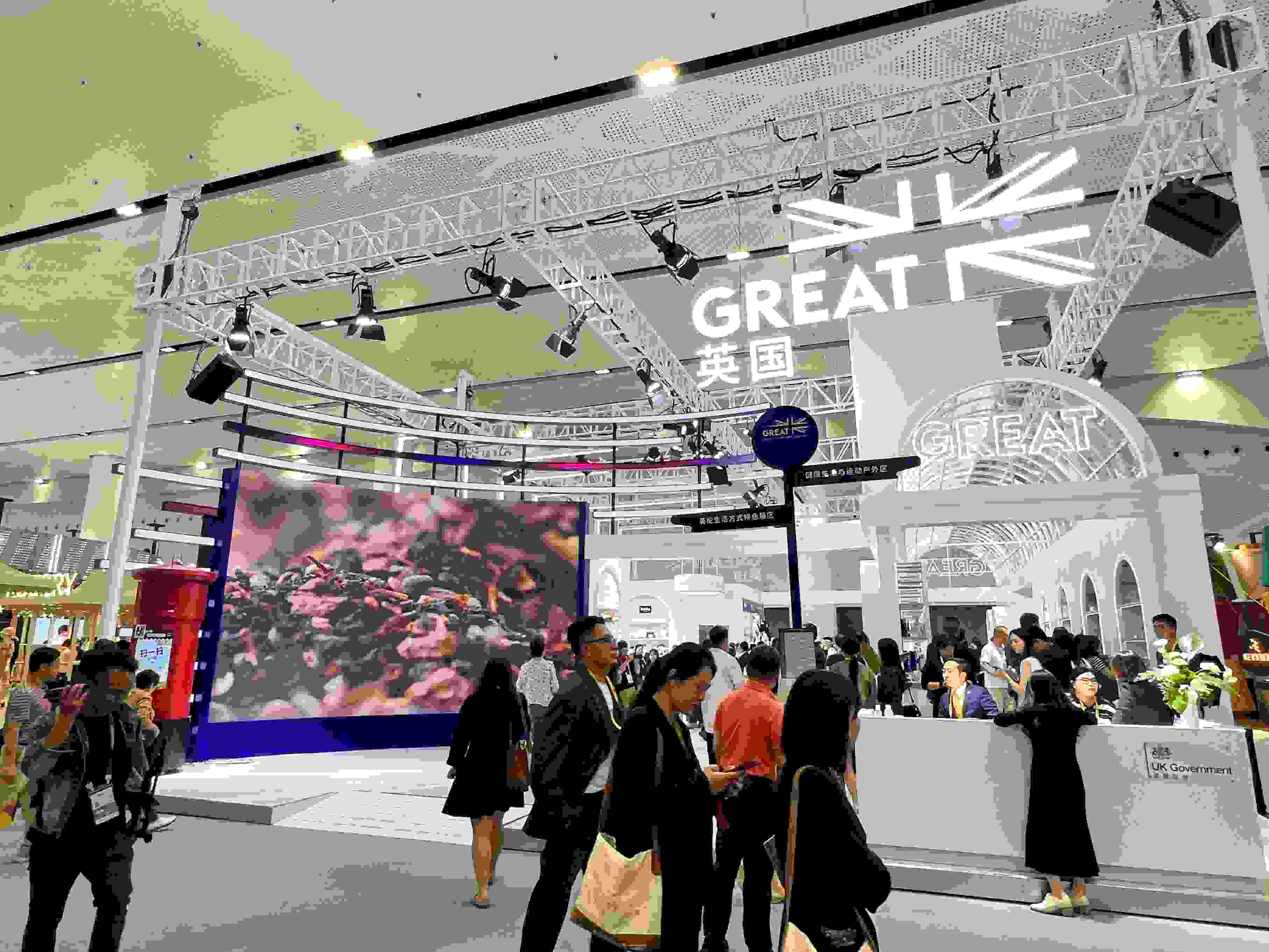 在消博會(huì)上，主賓國(guó)英國(guó)國(guó)家館開館。人民網(wǎng)記者 趙瞳攝