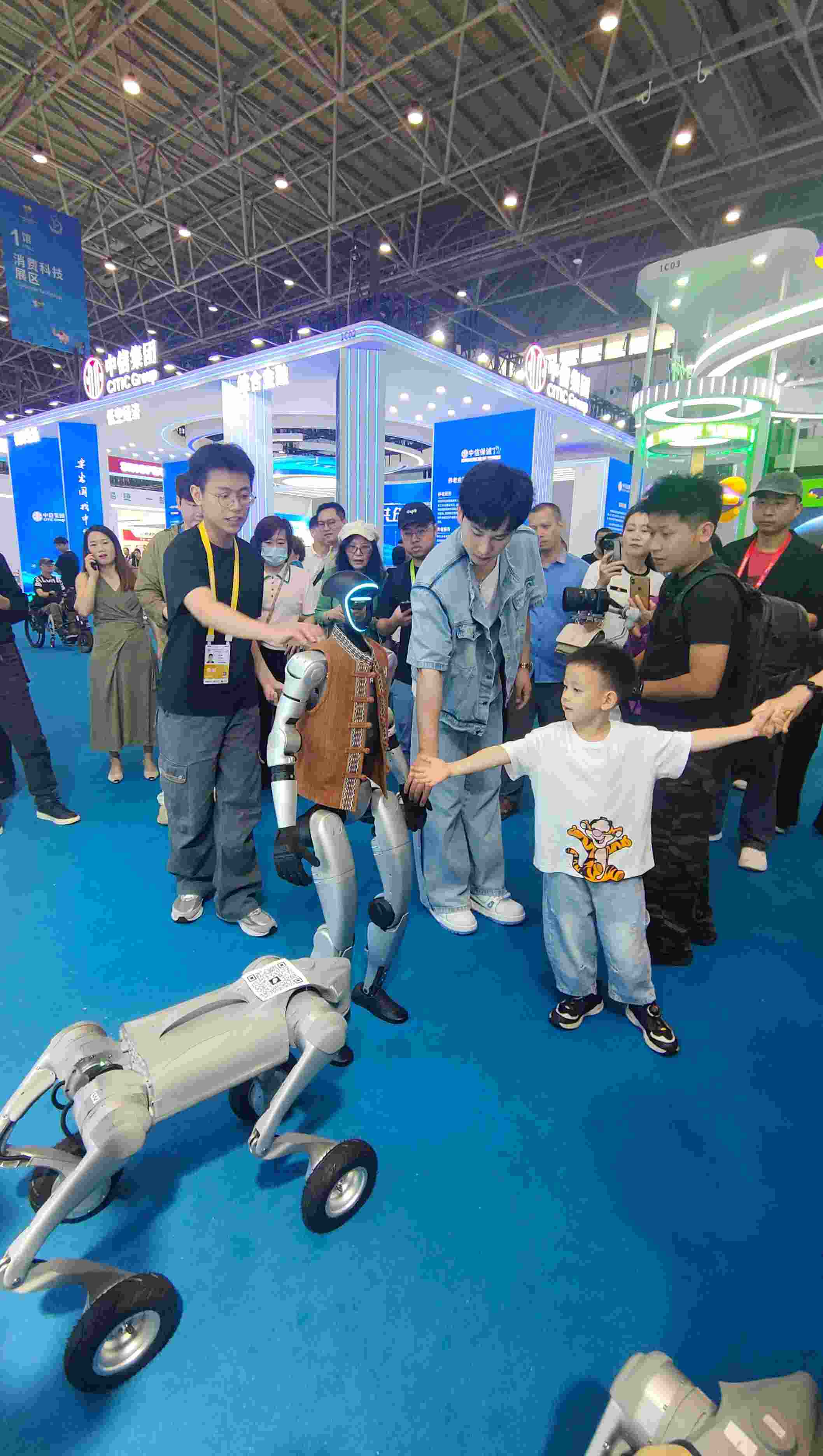 消博會(huì)現(xiàn)場(chǎng)，機(jī)器人等科技消費(fèi)產(chǎn)品吸引觀展者駐足。人民網(wǎng)記者 李彤?dāng)z
