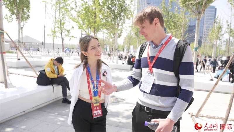 墨西哥的參賽選手阿蘭薩蘇?巴燕（左）與瑞士選手喬文韜。人民網(wǎng)記者 袁蒙攝