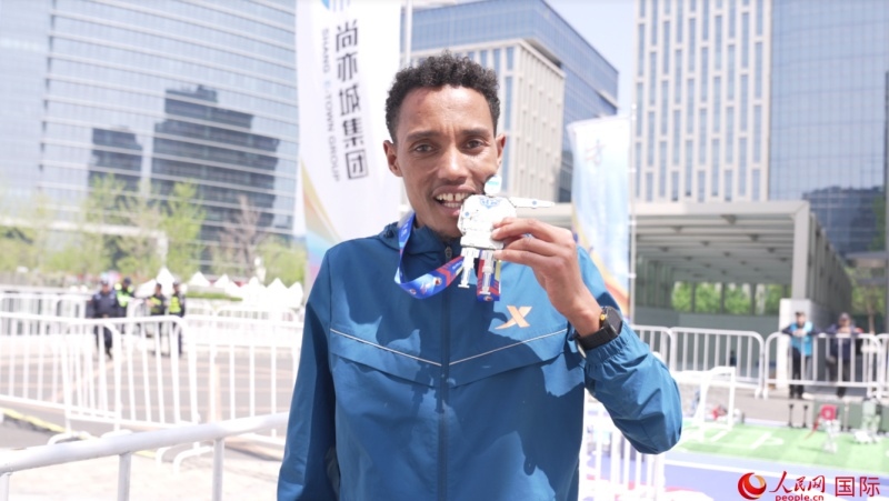 埃塞俄比亞選手圖魯·亞雷德·德梅克獲得本次大賽男子組亞軍。人民網(wǎng)記者 袁蒙攝