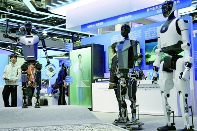 3月27日，在中關(guān)村展示中心常設(shè)展上，人形機(jī)器人“天工”向參觀者招手示意。新華社記者 鞠煥宗攝