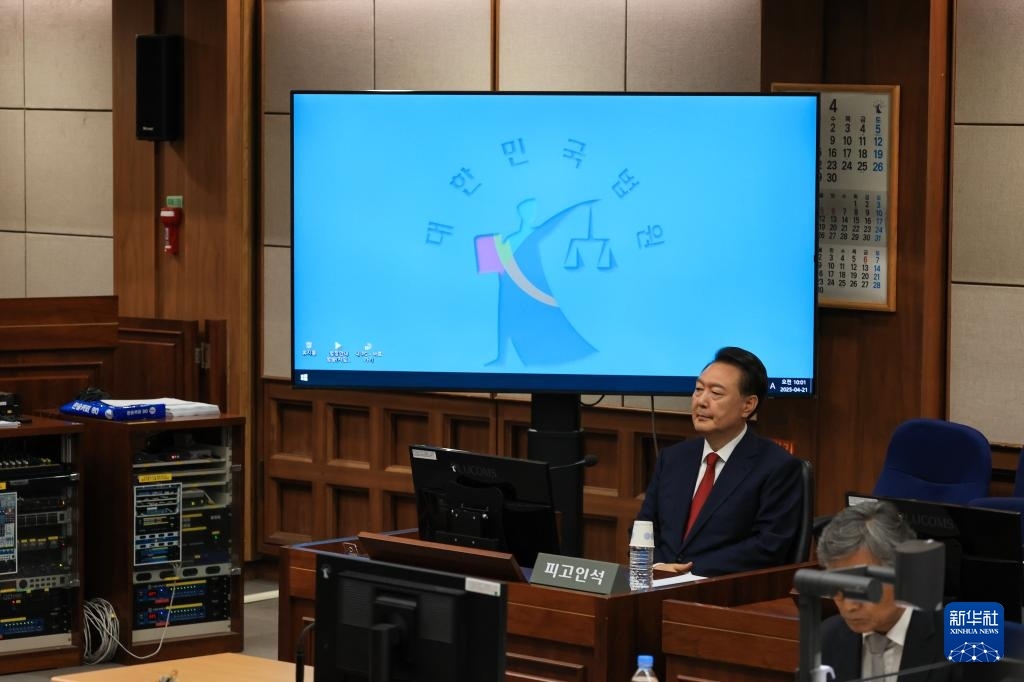 4月21日，尹錫悅在韓國首爾中央地方法院出席庭審。新華社/紐西斯通訊社