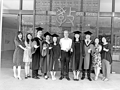 鐘秉林（右五）和學(xué)生在一起