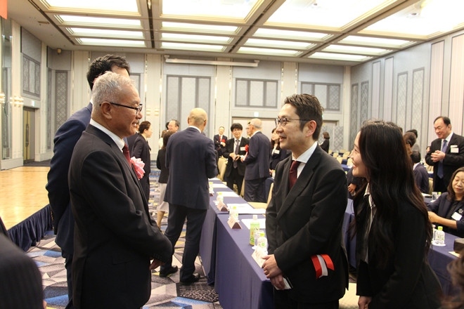 與會(huì)嘉賓熱切交流。中國駐福岡總領(lǐng)館供圖