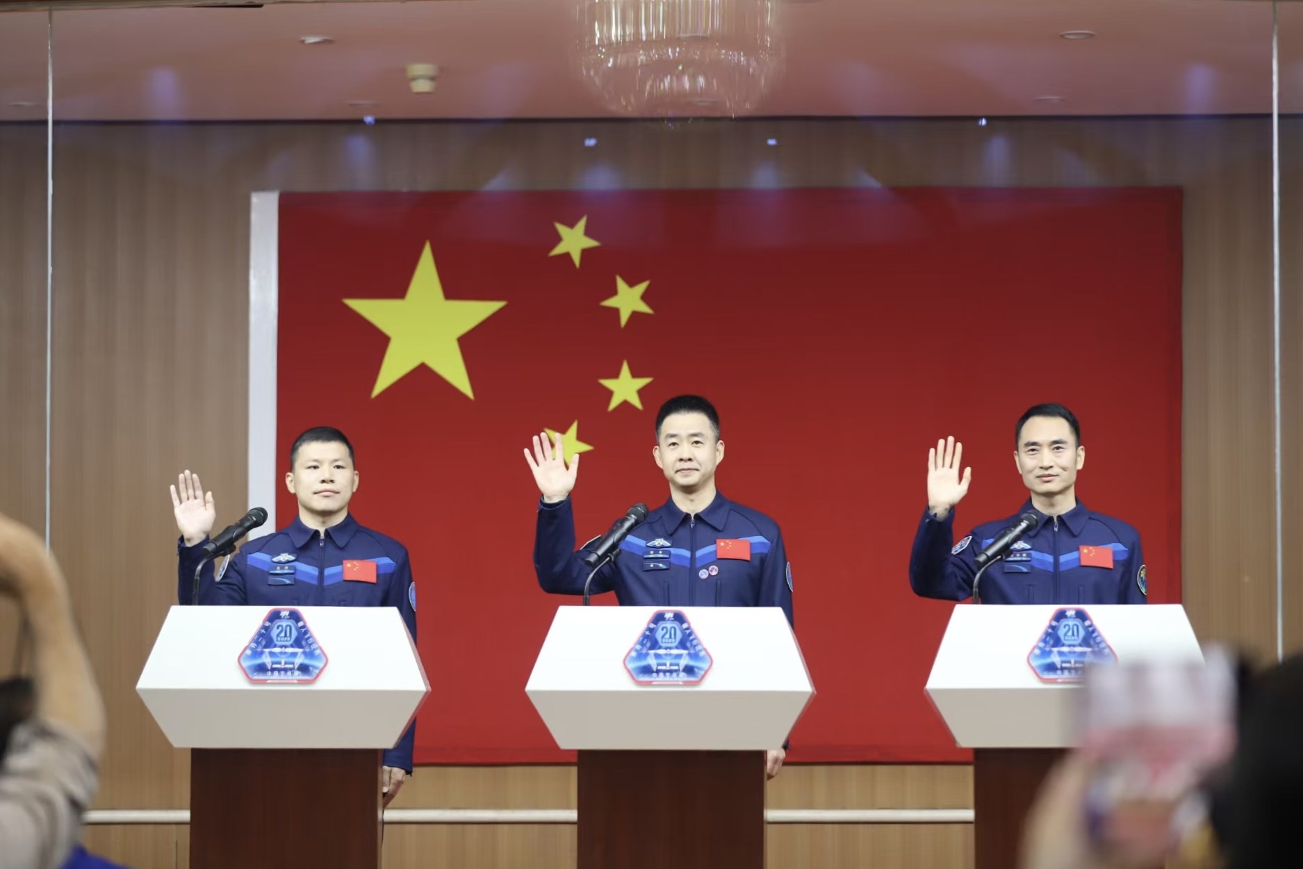 4月23日，神舟二十號(hào)航天員乘組在酒泉衛(wèi)星發(fā)射中心問天閣與中外媒體記者集體見面。人民網(wǎng)記者 黃帆攝