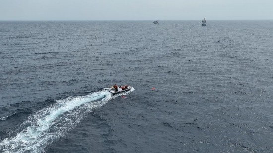 4月23日，中越海警開展海上聯(lián)合搜救演練，模擬營(yíng)救落水人員。（中國(guó)海警供圖）