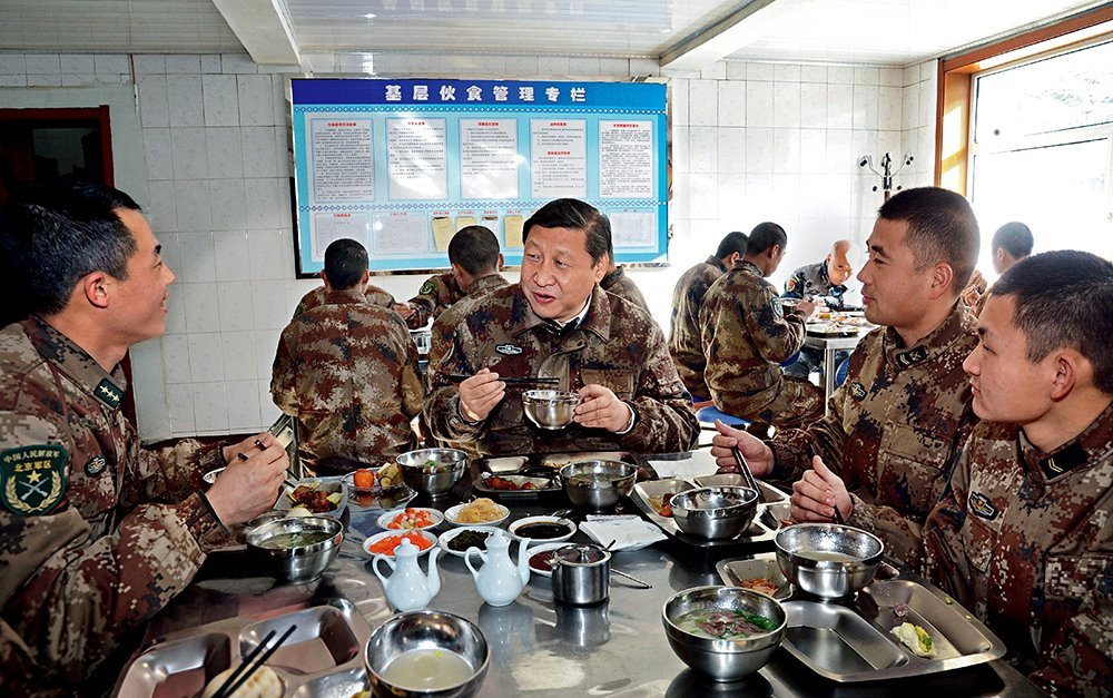 2014年1月26日，習(xí)近平主席專程來到內(nèi)蒙古軍區(qū)邊防某部，親切看望慰問戍邊官兵。這是在連隊食堂，習(xí)近平主席同戰(zhàn)士們一起用餐。