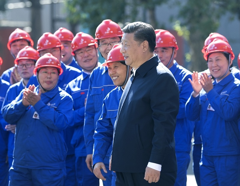 2018年9月26日，在中國(guó)一重集團(tuán)，習(xí)近平總書記走到工人中間，同大家親切交流。