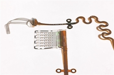 新開(kāi)發(fā)的ABI旨在輕柔地貼合腦組織，提高信號(hào)精度和患者舒適度。圖片來(lái)源：瑞士洛桑聯(lián)邦理工學(xué)院