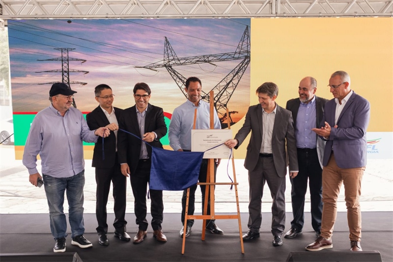 CPFL公司執(zhí)行副總裁弗拉維奧·恩里克·里貝羅（中）、CPFL輸電公司總裁李甫（左二）、南里奧格蘭德州州議員阿洛伊西奧·克拉斯曼（左一）、州長代表豪爾赫·波佐邦（右一）等出席投運(yùn)儀式。 中國國家電網(wǎng)巴西電力CPFL公司供圖