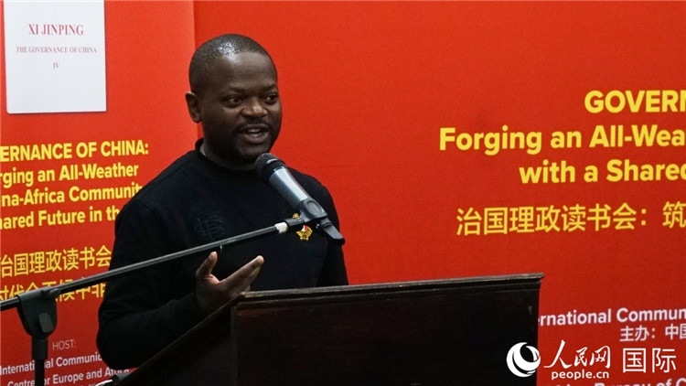 約翰內(nèi)斯堡大學非洲中國研究中心研究員葛迪恩·吉通加在讀書會上發(fā)言。人民網(wǎng) 劉暢攝