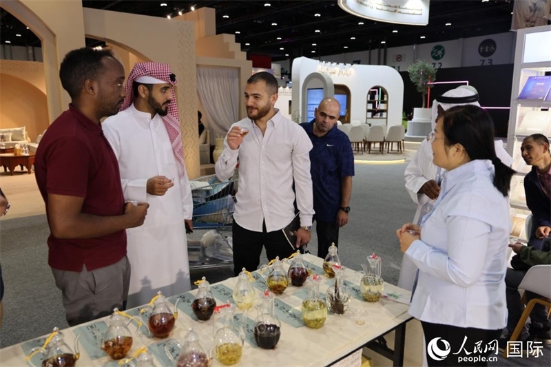 在“閱讀中國(guó)”館，當(dāng)?shù)刈x者通過(guò)品味中國(guó)茶，了解中國(guó)文化。人民網(wǎng)記者 張志文攝