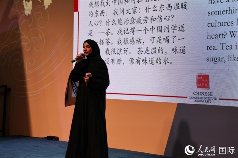 第四屆“阿聯(lián)酋眼中的中國(guó)”中文比賽上，一位阿聯(lián)酋漢語(yǔ)學(xué)習(xí)者與觀眾分享對(duì)中國(guó)茶文化的思考。人民網(wǎng)記者 張志文攝
