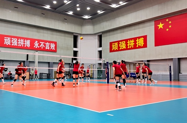 4月28日，中國(guó)女排在主教練趙勇的帶領(lǐng)下進(jìn)行訓(xùn)練。人民網(wǎng)記者 胡雪蓉?cái)z