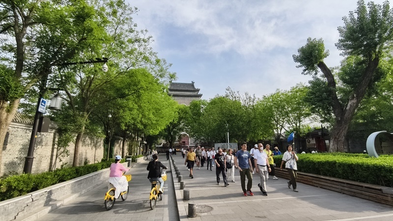 外國游客游覽北京鼓樓。人民網(wǎng)記者 李楠樺攝