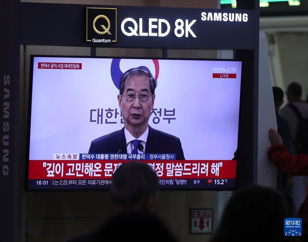 5月1日，在韓國首爾火車站，民眾觀看韓德洙辭職的新聞。新華社記者 姚琪琳 攝