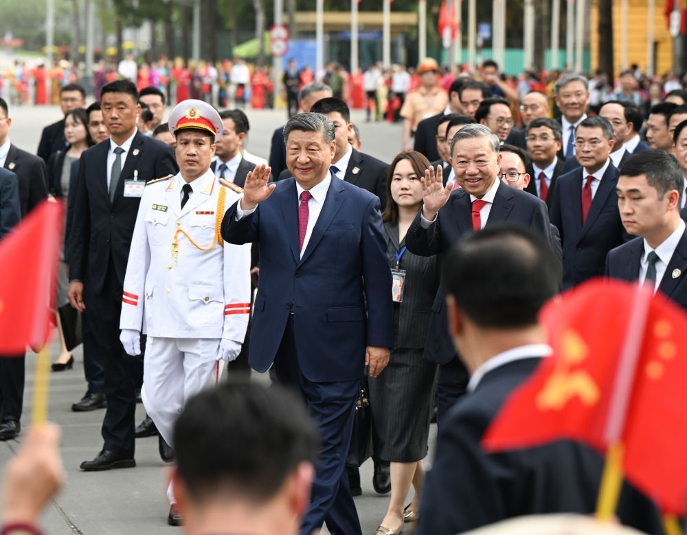 4月14日，中共中央總書記、國(guó)家主席習(xí)近平抵達(dá)河內(nèi)對(duì)越南進(jìn)行國(guó)事訪問(wèn)。當(dāng)日下午，越共中央總書記蘇林為習(xí)近平舉行隆重歡迎儀式。這是歡迎儀式后，習(xí)近平和蘇林一同步行前往越共中央駐地舉行會(huì)談時(shí)，向歡迎人群揮手致意。新華社記者 張領(lǐng) 攝