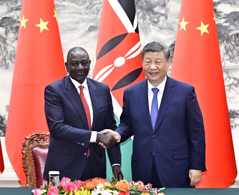 4月24日上午，國(guó)家主席習(xí)近平在北京人民大會(huì)堂同來(lái)華進(jìn)行國(guó)事訪問(wèn)的肯尼亞總統(tǒng)魯托舉行會(huì)談。這是習(xí)近平同魯托握手。新華社記者 岳月偉 攝