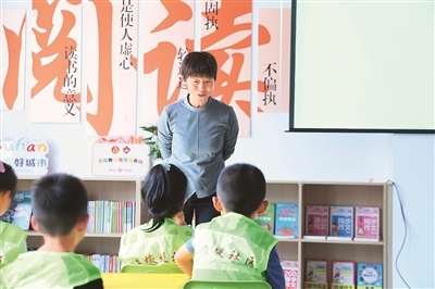 田桂月帶領(lǐng)孩子共讀繪本《點(diǎn)》。李澤罡攝